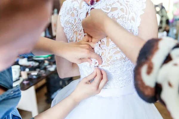 Družička Pomáhá Nevěstě Svatební Šaty Svatební Detaily — Stock fotografie