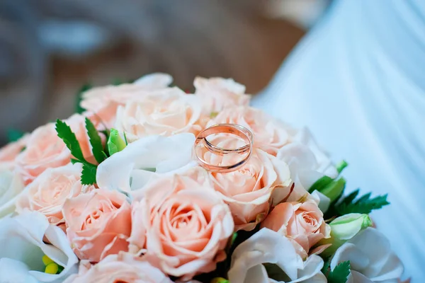 Belos Anéis Casamento Jazem Buquê Noiva — Fotografia de Stock