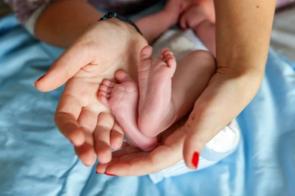 Bebek Ayakları Annenin Ellerinde Minik Yeni Doğmuş Bebek Ayakları Dişi — Stok fotoğraf