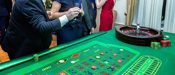 Grupp Människor Den Casino Roulette Spela — Stockfoto
