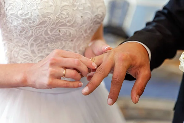 Γάμος Χέρια Δαχτυλίδια Birde Δεδομένου Φοράει Δαχτυλίδι Στο Δάχτυλο Του — Φωτογραφία Αρχείου