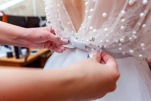 Koszorúslány Segítve Menyasszony Esküvői Ruháját Esküvői Részletek — Stock Fotó