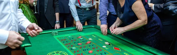 Gruppe Von Menschen Auf Dem Casino Roulette Spielen — Stockfoto