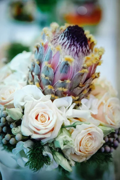 用柔和的颜色与玫瑰接近新娘的温柔花束 — 图库照片