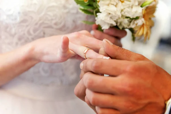 Брачные Руки Кольцами Рука Жениха Надевает Обручальное Кольцо Палец Невесты — стоковое фото