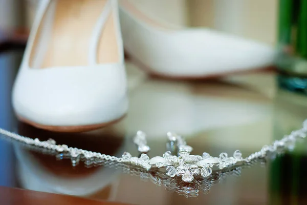 Close Wedding Silver Jewelry Background Bride Shoes High Heels — Stock Photo, Image