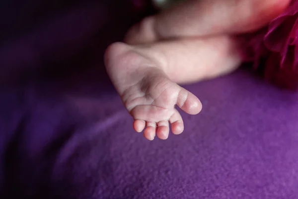 Beyaz Bir Battaniye Karşı Yumuşak Yeni Doğan Bebek Ayaklar Küçük — Stok fotoğraf