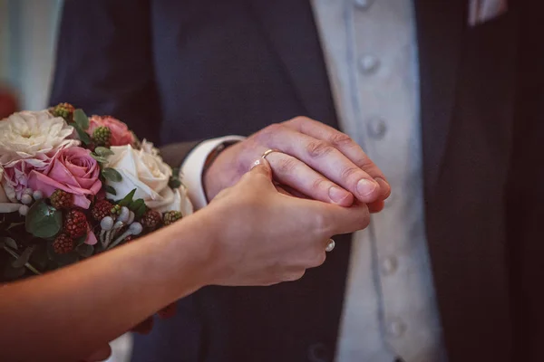 Házasság Kéz Gyűrűs Birde Visel Gyűrűt Ujját Vőlegény — Stock Fotó