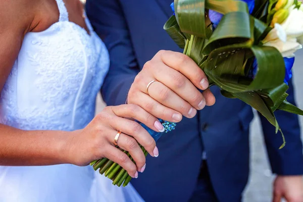 結婚指輪とブライダル ブーケと新郎新婦 — ストック写真