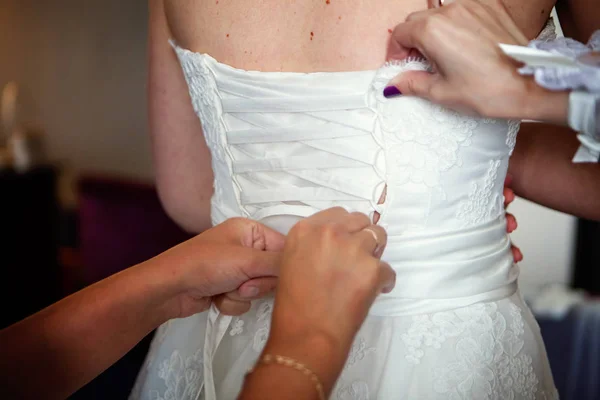 Koszorúslány Menyasszony Esküvői Ruháját Befűzési Segít Esküvői Reggel — Stock Fotó