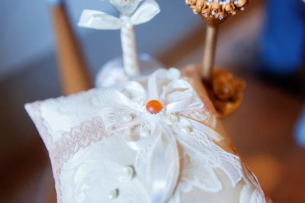 装饰有蕾丝和缎面蝴蝶结的香槟的婚礼眼镜 — 图库照片