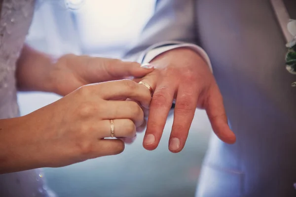 Manos Matrimonio Con Anillos Pájaro Lleva Anillo Dedo Del Novio — Foto de Stock