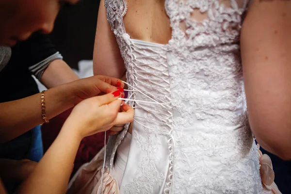 Koszorúslány Segítve Menyasszony Esküvői Ruháját Esküvői Részletek — Stock Fotó