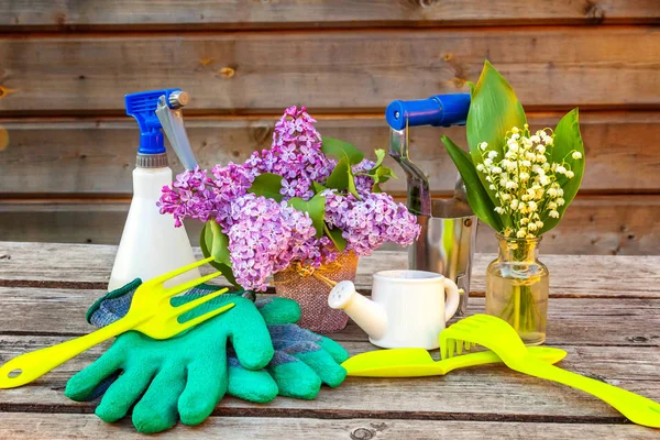 Attrezzi Giardinaggio Annaffiatoio Pala Vanga Potatore Rastrello Guanti Lilla Giglio — Foto Stock