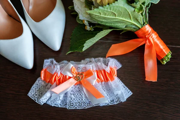 Acessórios Casamento Sapatos Noiva Buquê Liga Anéis Sobre Fundo Madeira — Fotografia de Stock