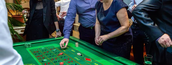 Gruppe Von Menschen Auf Dem Casino Roulette Spielen — Stockfoto
