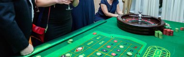Bir grup insan casino rulet oynamaya