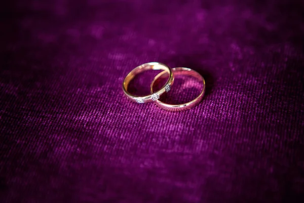 Two Golden Wedding Rings Isolated Purple Wedding Rings Background Concept — Stock Photo, Image