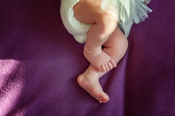 Soft Newborn Baby Feet White Blanket Tiny Newborn Baby Feet — Stock Photo, Image