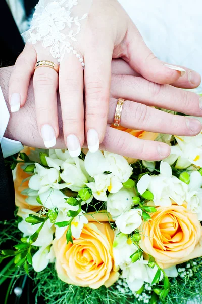 Menyasszony Vőlegény Esküvő Gyűrű Menyasszonyi Csokor — Stock Fotó