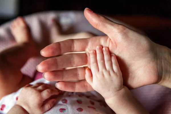 Holding Anne Küçük Bebeğim Kadın Şekillendirilmiş Küçük Yeni Doğan Bebeğin — Stok fotoğraf