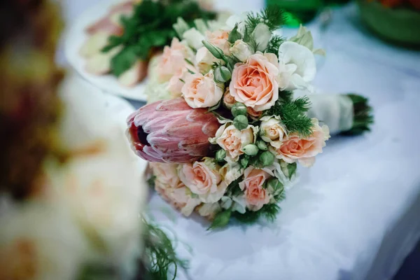 Nahaufnahme Des Zarten Bouquets Der Braut Pastellfarben Mit Exotischen Blumen — Stockfoto