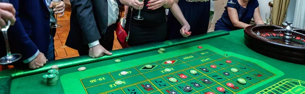 Grupo Personas Ruleta Del Casino Jugando — Foto de Stock