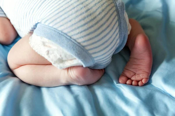 Měkká Novorozené Dítě Nohy Proti Bílou Přikrývkou Maličké Novorozeně Closeup — Stock fotografie