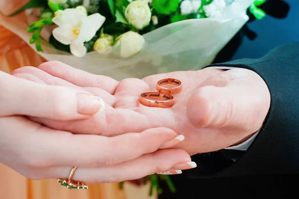 Bara Gift Par Visar Upp Sina Ringar Bröllopsdag — Stockfoto