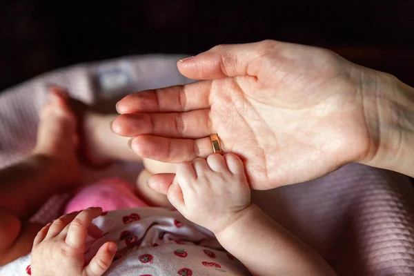 Holding Anne Küçük Bebeğim Kadın Şekillendirilmiş Küçük Yeni Doğan Bebeğin — Stok fotoğraf