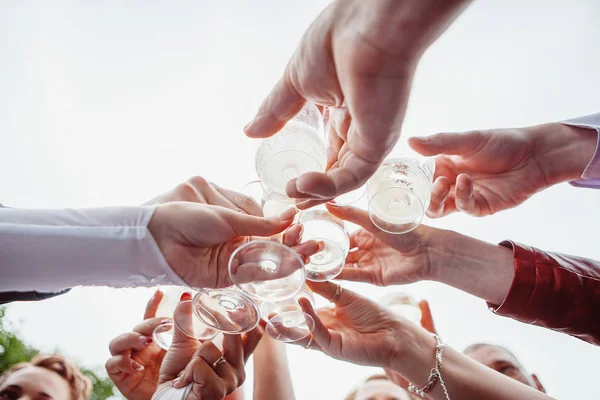 Feiern Menschen Mit Sektgläsern Zum Anstoßen Hände Mit Gläsern Großaufnahme — Stockfoto