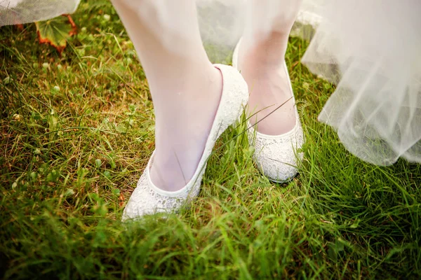Невеста День Свадьбы Ходит Белых Туфлях Крупный План — стоковое фото