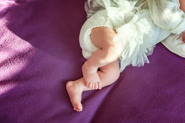 Soft Newborn Baby Feet White Blanket Tiny Newborn Baby Feet — Stock Photo, Image