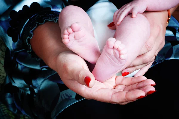 Baby Feet Mother Hands Tiny Newborn Baby Feet Female Shaped — Stock Photo, Image