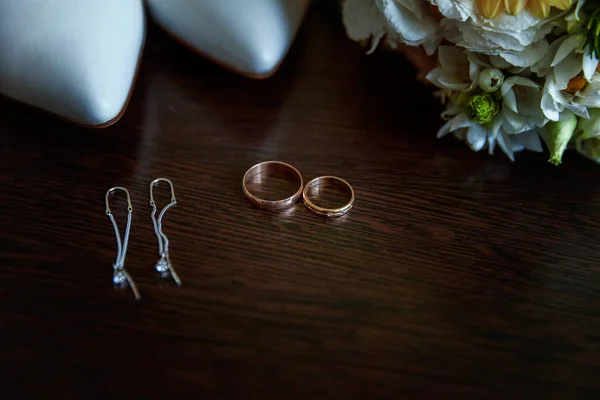 Esküvői Kiegészítők Menyasszonyi Cipő Csokor Fülbevaló Gyűrű Fából Készült Háttér — Stock Fotó