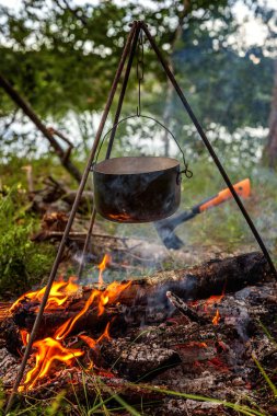 Dökme demir tencere bir kamp açık ateşte aşçılar