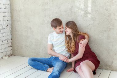 Aşık genç bir çift. Birbirlerini destekleyen ve birbirlerine birlikte güzel vakit geçiriyor bağlı olduğu bir çift. Genç mutlu kadın yakışıklı erkek arkadaşıyla sarılma. Aşık, neşeli rahat insanlar umutlarını, hayallerini, gol, Gelin ve groo sahip öğrenciler portresi