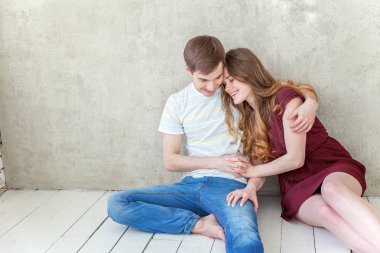 Aşık genç bir çift. Birbirlerini destekleyen ve birbirlerine birlikte güzel vakit geçiriyor bağlı olduğu bir çift. Genç mutlu kadın yakışıklı erkek arkadaşıyla sarılma. Aşık, neşeli rahat insanlar umutlarını, hayallerini, gol, Gelin ve groo sahip öğrenciler portresi