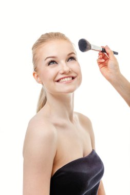 Profesyonel olun sanatçı tarafından uygulanıyor. Güzel bir kadın yüzü. Mükemmel makyaj. Makyaj ayrıntı. Güzellik kız mükemmel deri ile