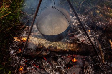 Dökme demir tencere bir kamp açık ateşte aşçılar