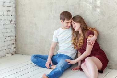 Aşık genç bir çift. Birbirlerini destekleyen ve birbirlerine birlikte güzel vakit geçiriyor bağlı olduğu bir çift. Genç mutlu kadın yakışıklı erkek arkadaşıyla sarılma. Aşık, neşeli rahat insanlar umutlarını, hayallerini, gol, Gelin ve groo sahip öğrenciler portresi