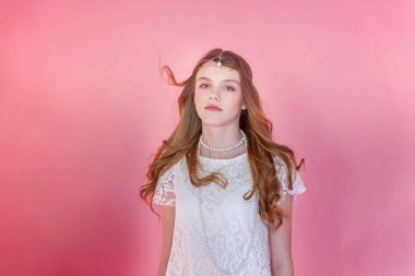 Mutlu genç kız gülümsüyor. Beyaz elbise ayakta pembe renkli pastel trendy modern moda pin-up arka plan üzerinde giyen portre portre genç mutlu pozitif kadın. Avrupa kadın. Olumlu insan duygu yüz ifadesi beden dili