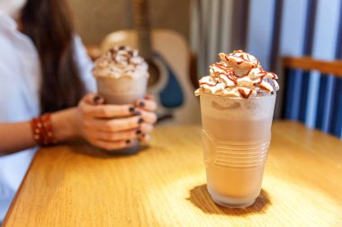 Uzun bardak Latte macchiato kadar yakın. Bir tabloda kafede kahve