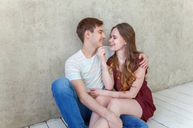 İki aşık birlikte güzel vakit geçiriyor. Mutlu kadın kucaklama erkek, beyaz arka plan. Öğrenciler, Gelin, damat, nişan, ilişki, hedef kavramı afiş destek beklentileri,