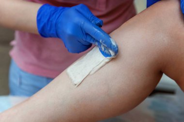 Şevval özçelik güzellik epilasyon yakın çekim kız bacağı üzerinde yapar. Shugaring.