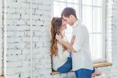 İki aşık birlikte güzel vakit geçiriyor. Mutlu kadın kucaklama erkek, beyaz arka plan. Öğrenciler, Gelin, damat, nişan, ilişki, hedef kavramı afiş destek beklentileri,