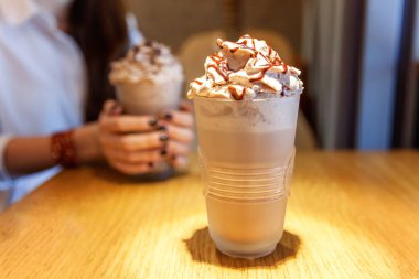 Uzun bardak Latte macchiato kadar yakın. Bir tabloda kafede kahve