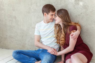 İki aşık birlikte güzel vakit geçiriyor. Mutlu kadın kucaklama erkek, beyaz arka plan. Öğrenciler, Gelin, damat, nişan, ilişki, hedef kavramı afiş destek beklentileri,