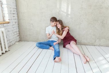 İki aşık birlikte güzel vakit geçiriyor. Mutlu kadın kucaklama erkek, beyaz arka plan. Öğrenciler, Gelin, damat, nişan, ilişki, hedef kavramı afiş destek beklentileri,