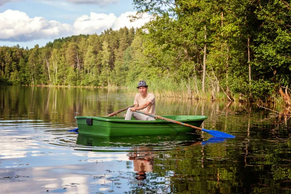 Pescatore Sta Pescando Una Barca Legno Bellissimo Lago — Foto Stock